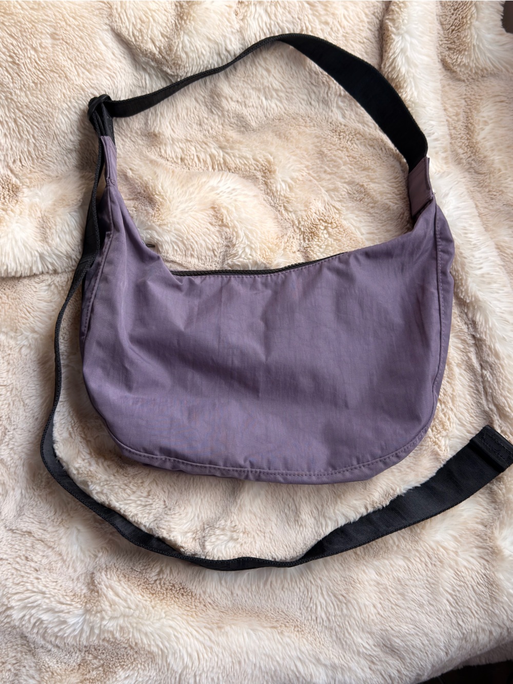 BAGGU Medium Crescent Bag in Dusty Violet | UO Exclusive - Picture 4 of 5